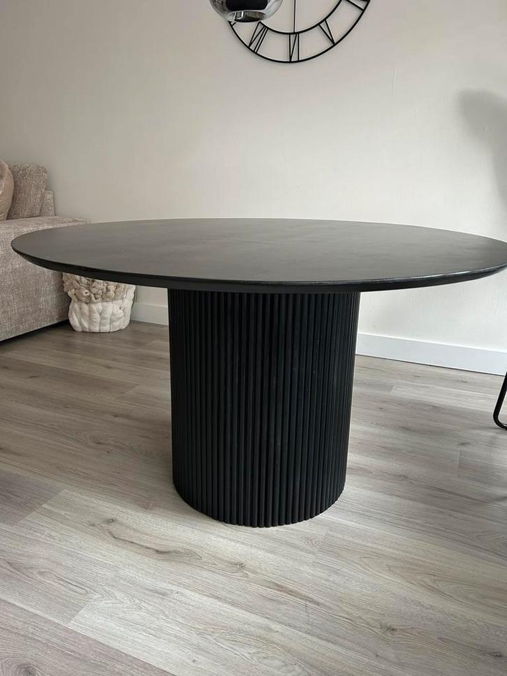 Eettafel rond met details, Huis en Inrichting, Tafels | Eettafels, Zo goed als nieuw, Ophalen