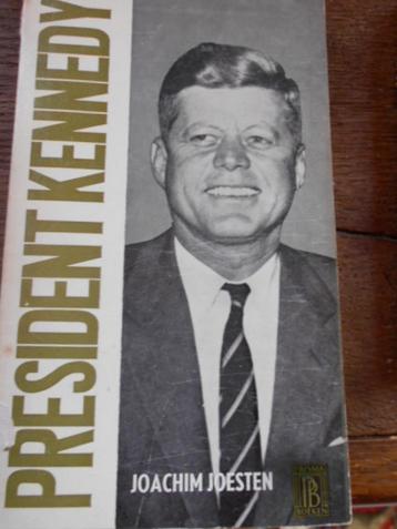1961 + 1964 president kennedy 2 boeken + munt in zilver beschikbaar voor biedingen
