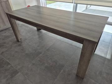 Eettafel met verlengstuk beschikbaar voor biedingen