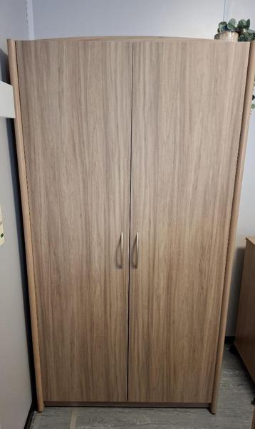 Kleerkasten beschikbaar voor biedingen