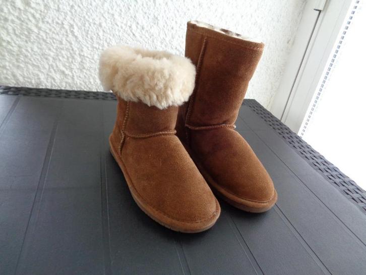 Bottines fourrées. Marque: " BEARPAW" Pointure 37 NEUF, Kleding | Dames, Schoenen, Zo goed als nieuw, Lage of Enkellaarzen, Bruin
