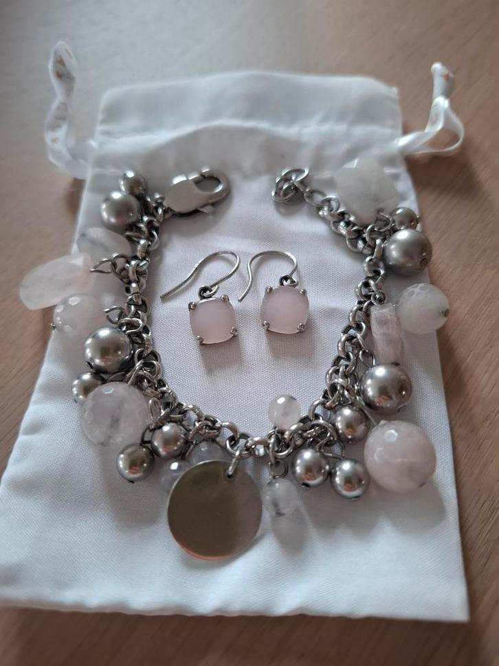 Victoria juwelensetje armband + oorringen (nwpr 98eur), Handtassen en Accessoires, Armbanden, Zo goed als nieuw, Staal, Roze, Met bedels of kralen