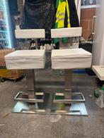 2 Witte  draaiende barkrukken op ijzeren staander, Avec repose-pieds, 2 tabourets, Enlèvement, Utilisé