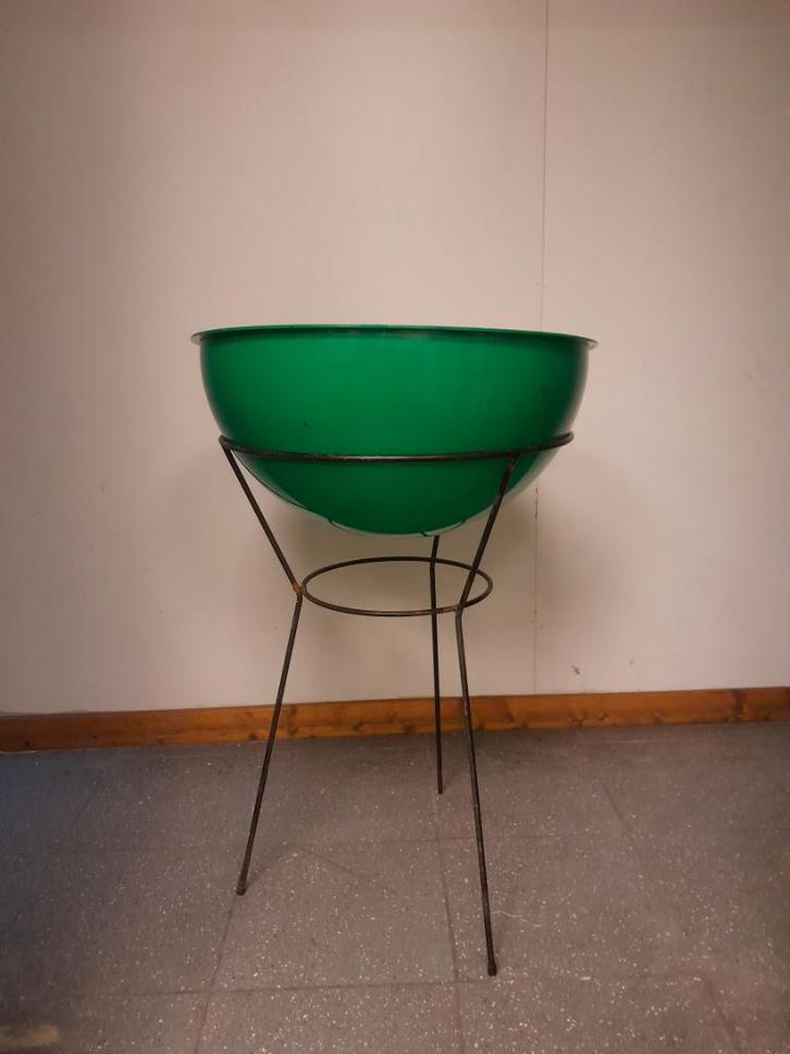 70’s groene schaal op staander, Huis en Inrichting, Woonaccessoires | Schalen en Manden, Gebruikt, Schaal, Rond, Overige materialen