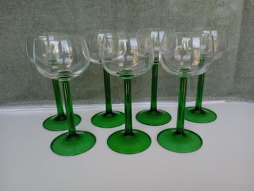 7x verres vintage sur une base verte