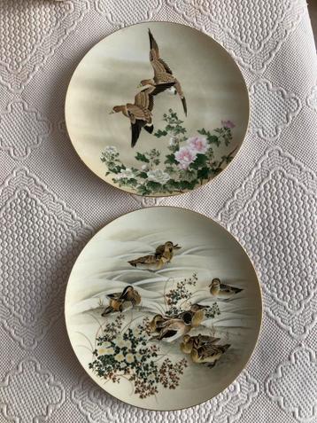 2 prachtige Japanse borden Saji Fine China, beschikbaar voor biedingen