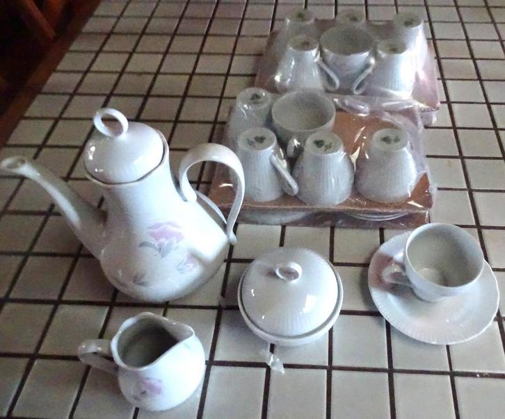 A vendre service à café 12 tasses de la marque JLMENAU, Antiquités & Art, Antiquités | Services (vaisselle) complet, Enlèvement