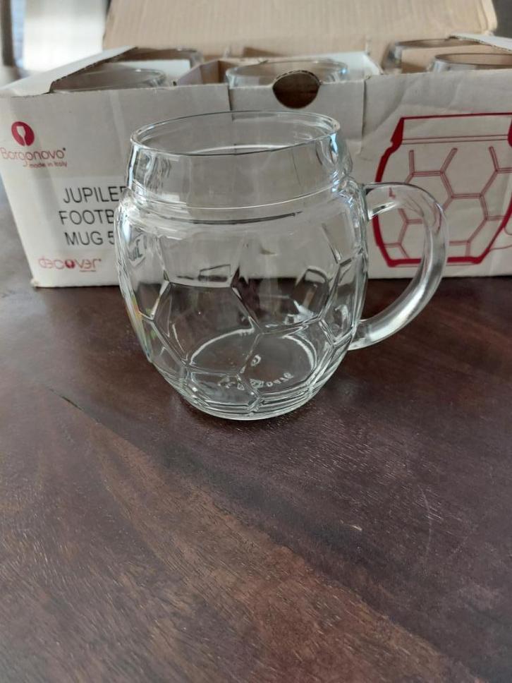 6  ronde Jupiler football mokglazen met handvat (0,5l ), Verzamelen, Glas en Drinkglazen, Nieuw, Bierglas, Ophalen
