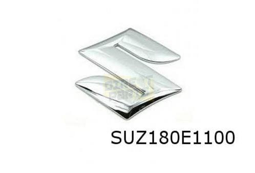 Suzuki Kizashi/Vitara  embleem logo ''Suzuki'' voorbumpergri, Auto-onderdelen, Carrosserie, Suzuki, Nieuw, Verzenden