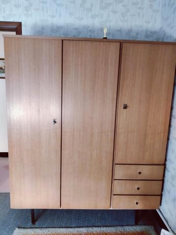 Houten kleerkast beschikbaar voor biedingen