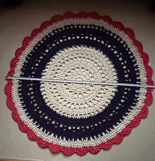 HANDWERK : 120 cm gehaakt rond kleed.  NIEUW., Hobby en Vrije tijd, Breien en Haken, Nieuw, Ophalen