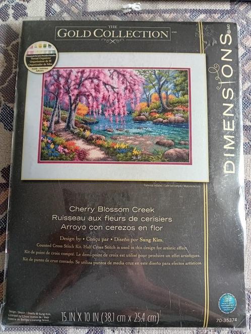 Borduurpakket Cherry Blossom Creek van Dimensions Gold, Hobby & Loisirs créatifs, Broderie & Machines à broder, Neuf, Set à broder
