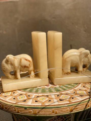 Vintage onyx marmer olifant boekensteunen beschikbaar voor biedingen