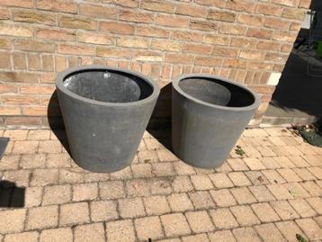 Grote buiten bloempotten beschikbaar voor biedingen
