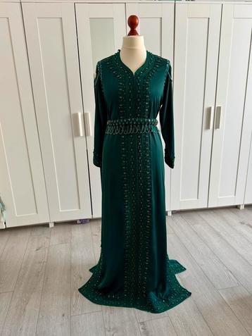 Donker groene caftan met parels beschikbaar voor biedingen