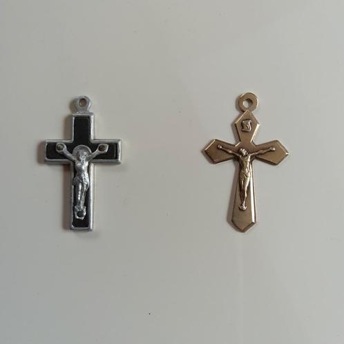 2 vintage crucifix hangertjes., Antiek en Kunst, Antiek | Religieuze voorwerpen, Ophalen of Verzenden