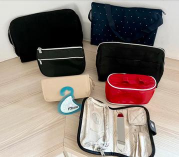 Veel make-up tasjes, toiletten etc. beschikbaar voor biedingen