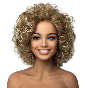 Mooie volle pruik kort krullend haar in blondmix beschikbaar voor biedingen