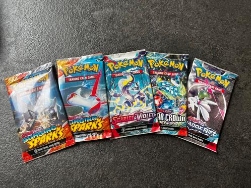 5 Pokémon TCG Booster Packs: Surging Sparks, Pradox Rift etc, Hobby en Vrije tijd, Verzamelkaartspellen | Pokémon, Zo goed als nieuw