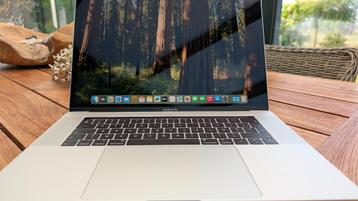 MacBook Pro 15,4 pouces,  processeur i7 6 coeurs, touch bar beschikbaar voor biedingen