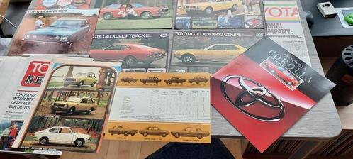 14 oude folders en katalogen van Toyota, Verzamelen, Merken en Reclamevoorwerpen, Zo goed als nieuw, Overige typen, Verzenden