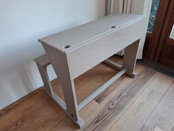 houten lessenaar beschikbaar voor biedingen