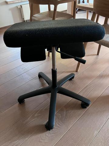 De Wing balansstoel is een ontwerp van Peter Opsvik, Enlèvement, Neuf, Noir, Chaise de bureau