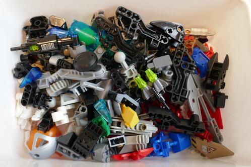 ② Pièces Lego, principalement Bionicle et variantes — Jouets