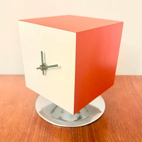 VINTAGE RADIO KLOK SPACE AGE CUBE 1967 ITALIË DESIGN ROOD, Antiek en Kunst, Antiek | Tv's en Audio, Verzenden