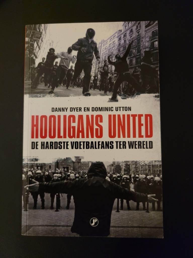 Dominic Utton - Hooligans United, Boeken, Overige Boeken, Zo goed als nieuw, Ophalen of Verzenden