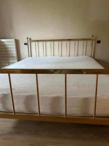 Gouden bed beschikbaar voor biedingen
