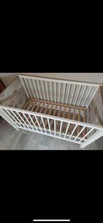 Babybed, Kinderen en Baby's, Kinderkamer | Bedden, Ophalen, Zo goed als nieuw, Lattenbodem, Minder dan 140 cm