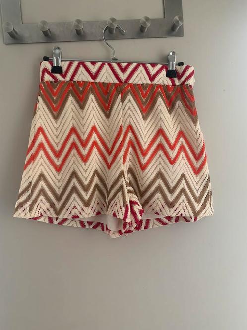 Leuk kleurrijk shortje, Kleding | Dames, Broeken en Pantalons, Zo goed als nieuw, Maat 34 (XS) of kleiner, Rood, Kort, Ophalen of Verzenden