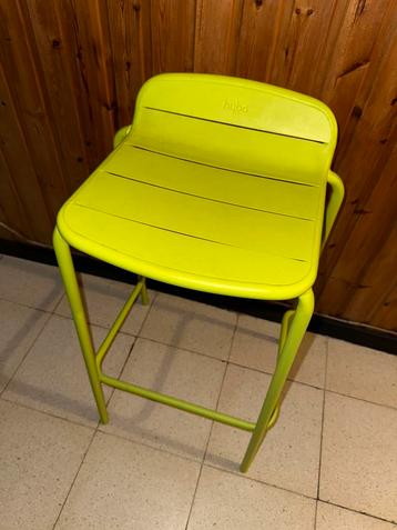 Metalen groene stoel – stevig en stijlvol beschikbaar voor biedingen