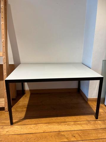 Bureau Tafel metaal volkern beschikbaar voor biedingen
