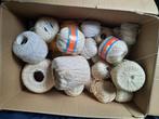 Boîte contenant de nombreuses boules de coton au crochet - D, Hobby & Loisirs créatifs, Tricot & Crochet, Laine ou Fils, Crochet