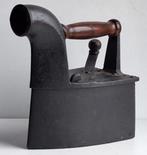 Ancien fer à repasser à braises avec cheminée en fonte, Enlèvement ou Envoi