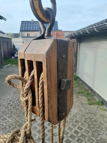 Handmade katrols beschikbaar voor biedingen