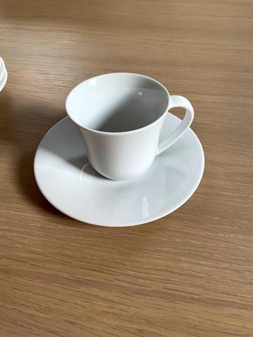 12 kopjes en schoteltjes en 4 grotere koffietassen ALESSI KU beschikbaar voor biedingen