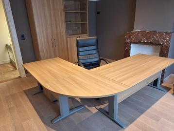 Ruim L-Vormig Bureau met Bureaustoel – Ideaal voor Thuiswerk beschikbaar voor biedingen