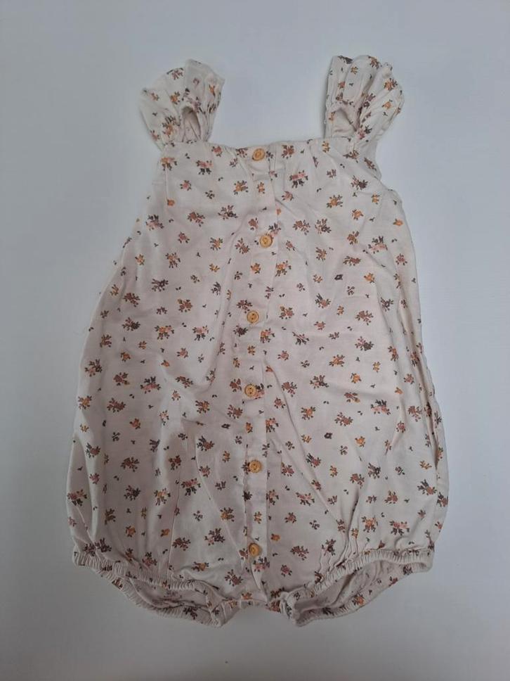 Mt 86 Beige body met veelkleurige bloemen en ruches, Kinderen en Baby's, Babykleding | Maat 86, Zo goed als nieuw, Meisje, Nacht- of Onderkleding