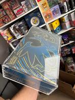 Étui en acrylique - Mega Charizard Ultra Premium  UPC box, Enlèvement ou Envoi, Comme neuf