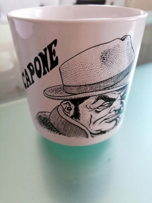 Vintage(of antieke) mok te koop. Afbeelding van Al Capone., Verzamelen, Muziek, Artiesten en Beroemdheden, Zo goed als nieuw, Ophalen of Verzenden