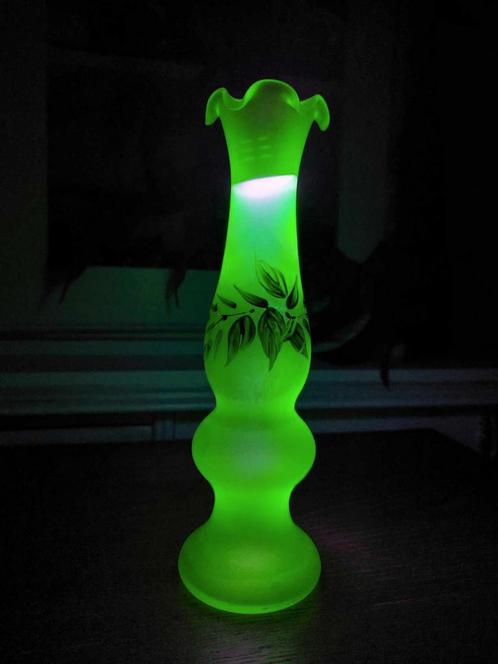 Uranium glazen vaasje met motief, Antiek en Kunst, Antiek | Glaswerk en Kristal, Ophalen of Verzenden
