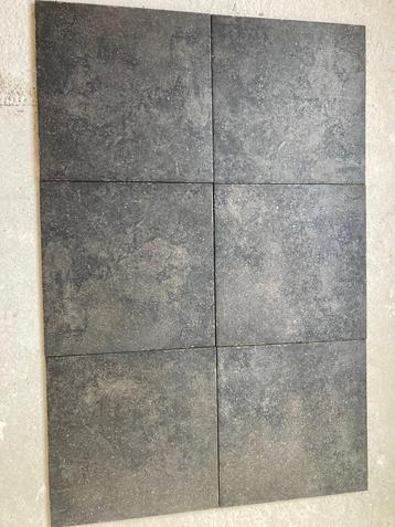 Lot zwarte vloertegels 35m2 45x45 beschikbaar voor biedingen
