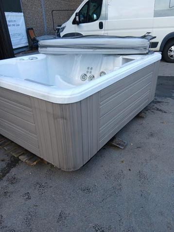 Jacuzzi gratis geleverd geplaatst en 1j garantie  beschikbaar voor biedingen