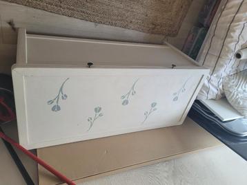 Mooie houten opbergkist beschikbaar voor biedingen