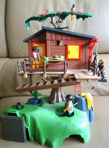 Playmobil boomhut. Met 2 poppetjes, diertjes, en accessoires beschikbaar voor biedingen