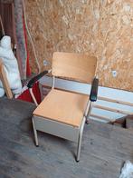 Chaise percée en bois et métal vintage, Comme neuf, Enlèvement