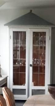 Mooie kast met glazen deuren beschikbaar voor biedingen